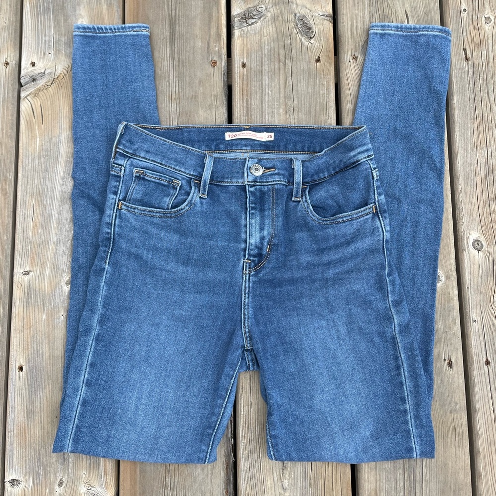 **SOLD** Levi’s 720 High Rise Jeans - Picture 3 of 6